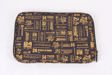 Load the image into the gallery, Housse Ordinateur 24H - Rembourrée et Imprimée 35 x 25 x 2.5 cm - CENTENAIRE