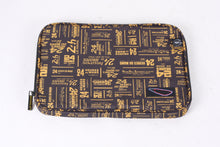 Load the image into the gallery, Housse Ordinateur 24H - Rembourrée et Imprimée 35 x 25 x 2.5 cm - CENTENAIRE