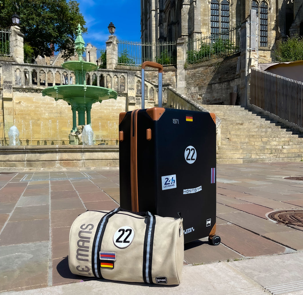 valise noir et sac beige 24h du mans devant cathédrale du mans 